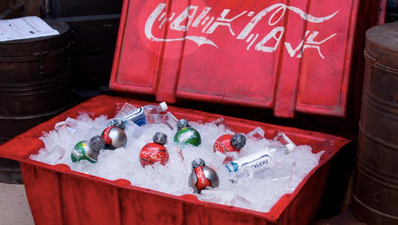 Las botellas de Coca-Cola tienen los nombres de las bebidas escritas en Aurebresh, la lengua hablada y escrita más común en el mundo de Star Wars.